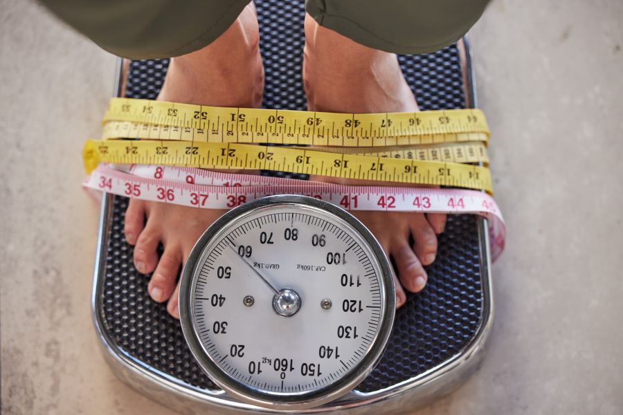a man using bmi calculator weekly to maintain his body