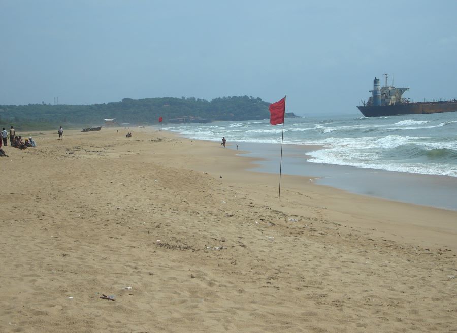 candolim beach in goa