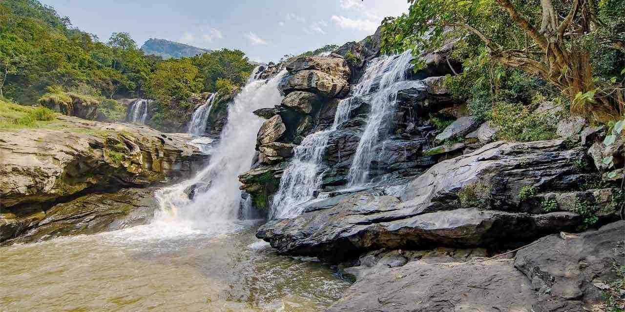 thoovanam waterfall marayoor