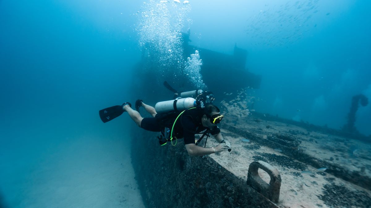 couple doing scuba diving in florida keys united states