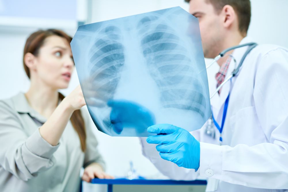 doctor-discussing-x-ray