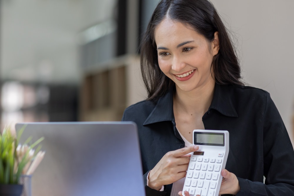 A salaried women calculating epf using epf calculator