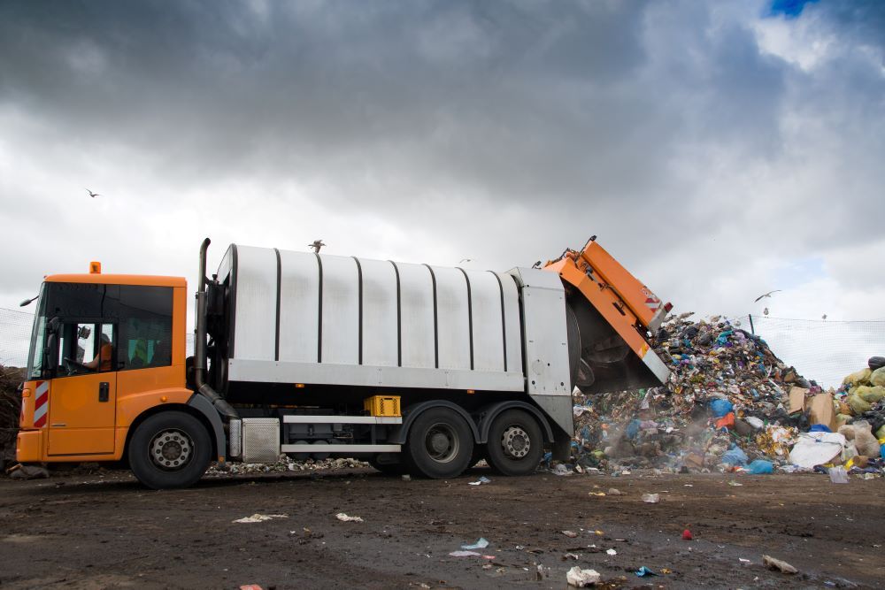 garbage truck unloading trashes