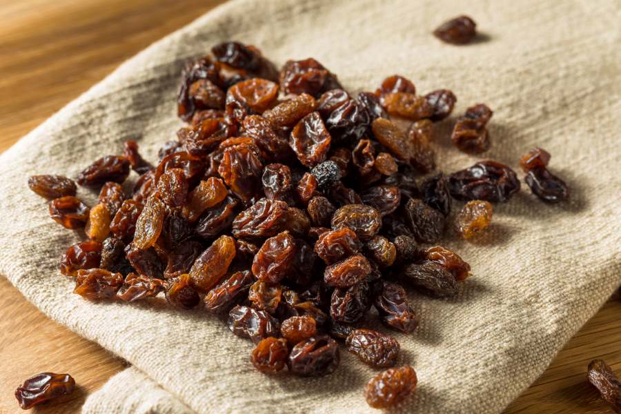 steps to include raisins in your diet plan for maintaining a good health