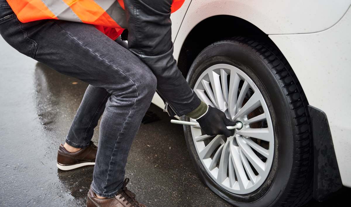 how to fix tubeless tyre puncture for cars
