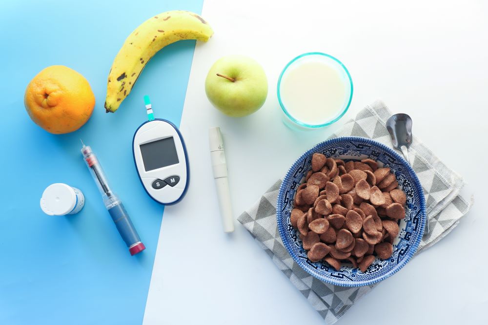 insulin-pen-and-fruits