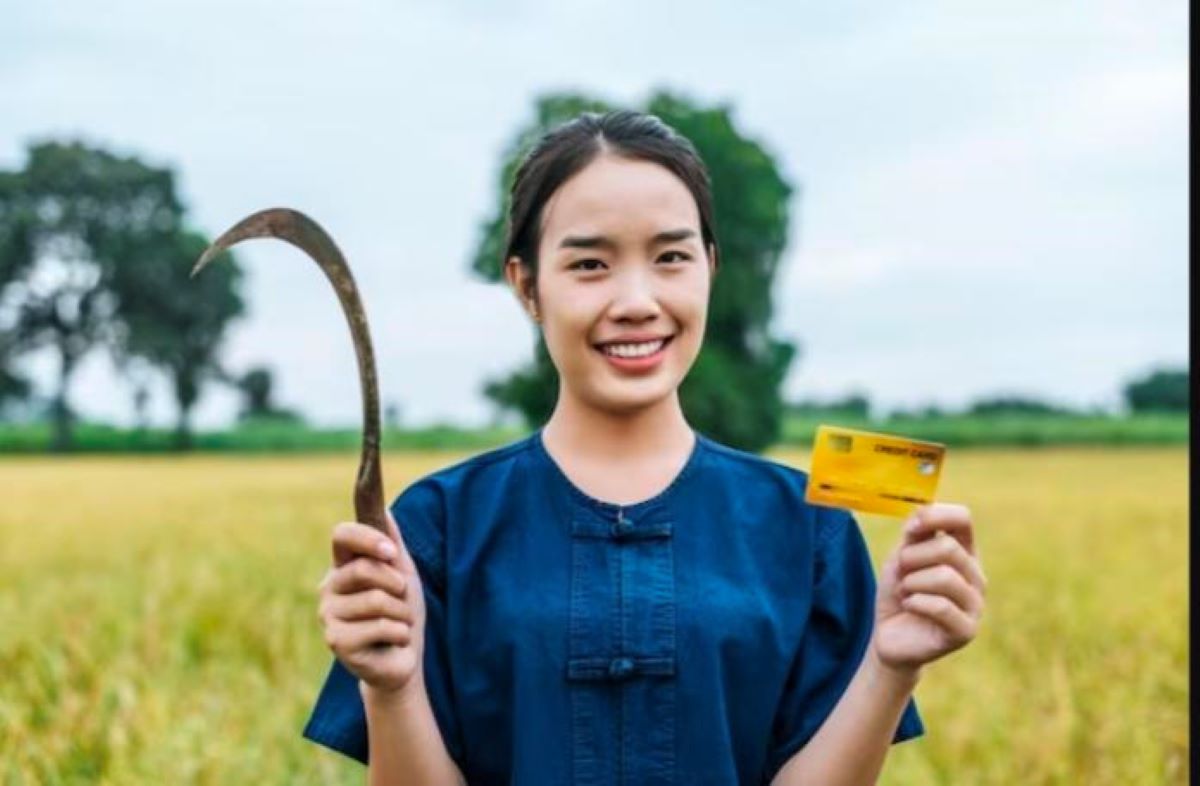a farmer woman holding kisan credit card