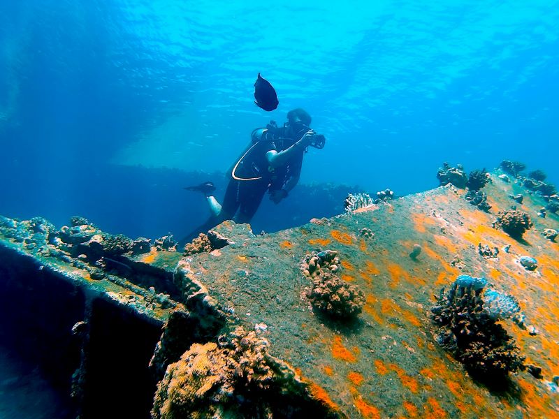 scuba diver taking picture