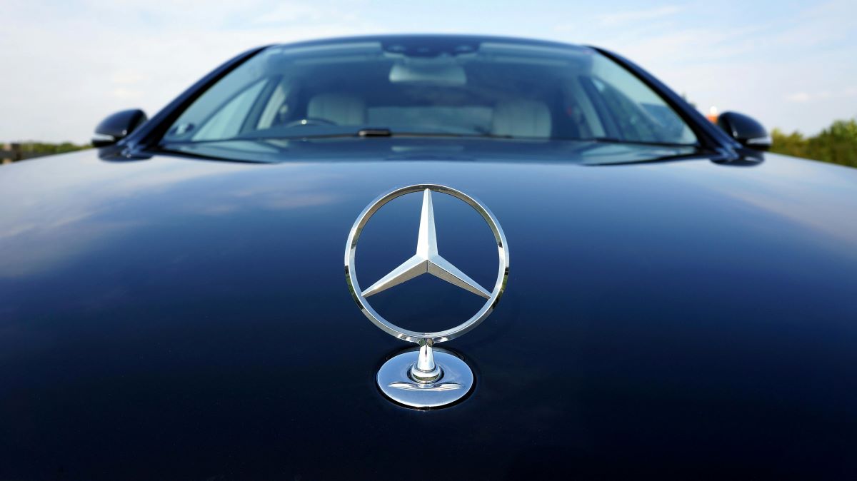 bonnet shape in mercedes benz car