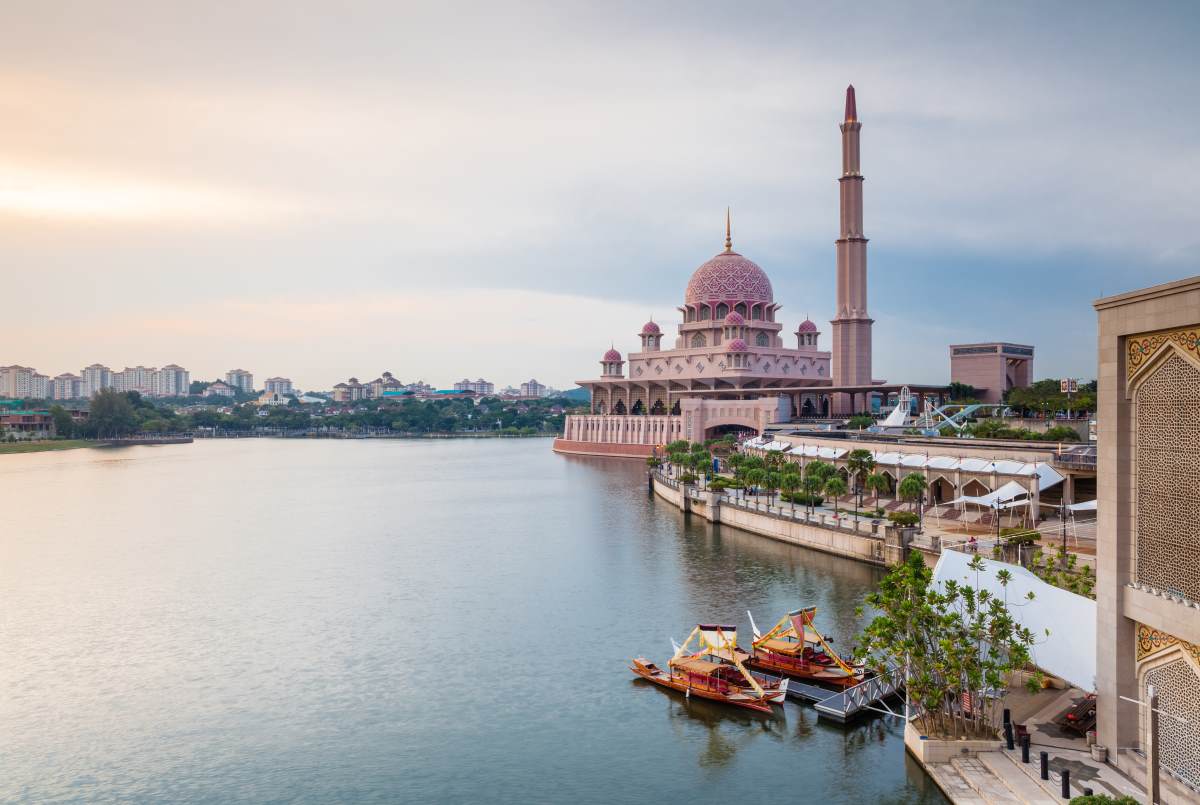 pink mosque in malaysia