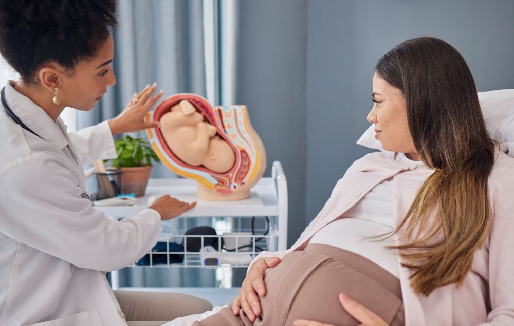 pregnant-woman-and-doctor-explanation