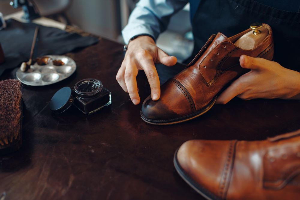 cobbler polishing shoe