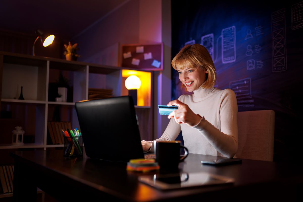women using shopping credit card for online shopping