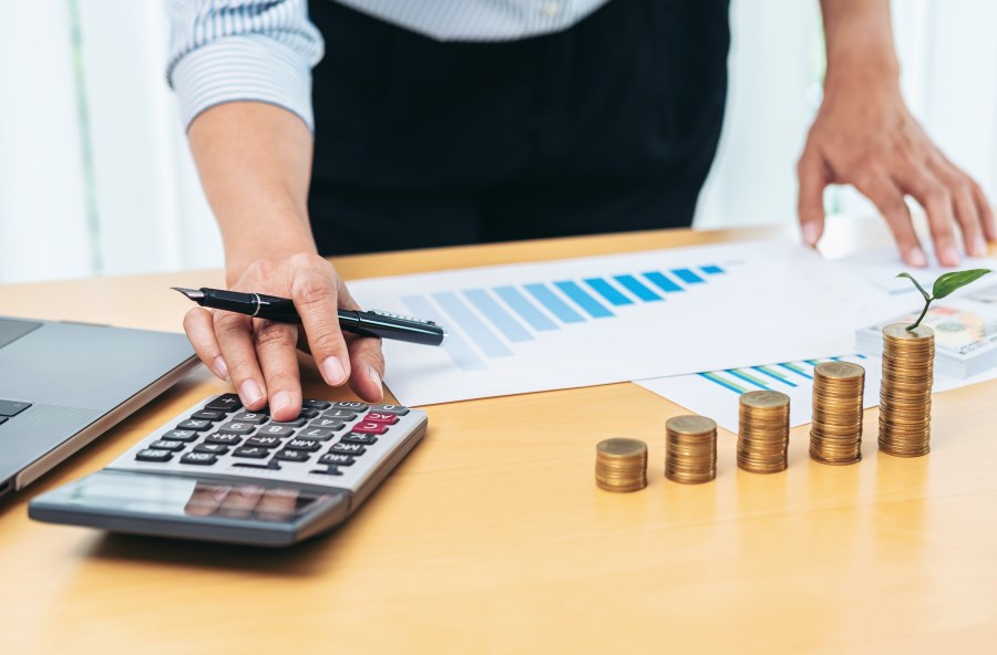 a women calculating sip using sip calculator
