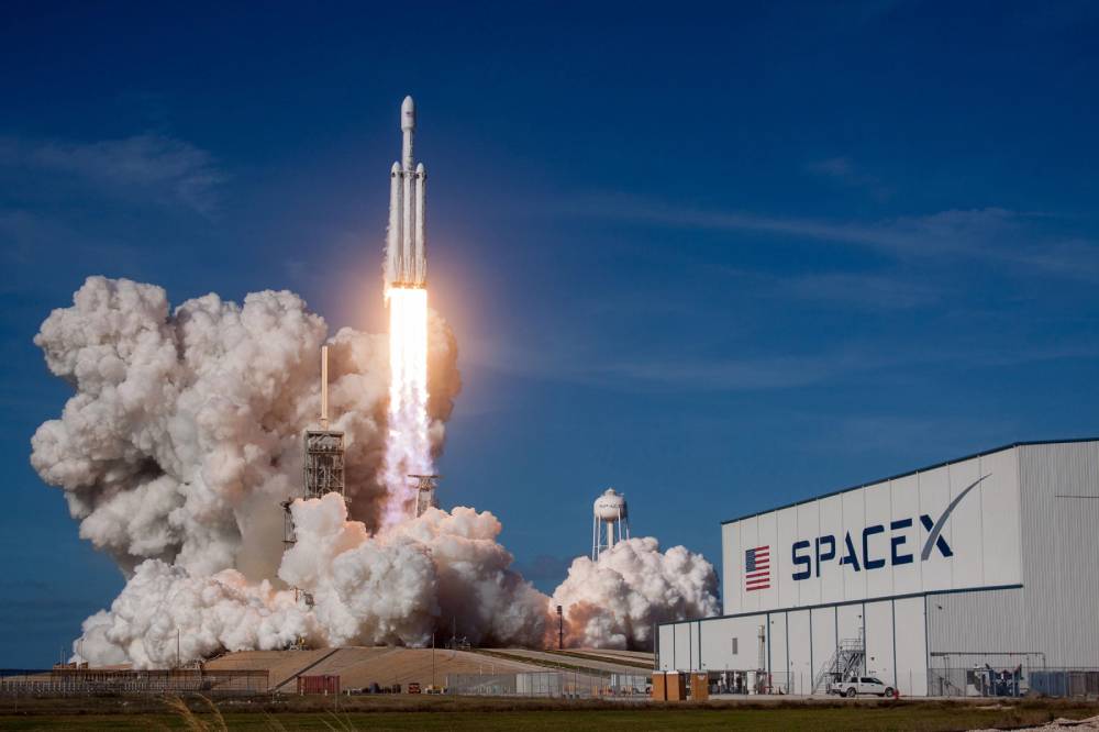 rocket starting to fly in spacex