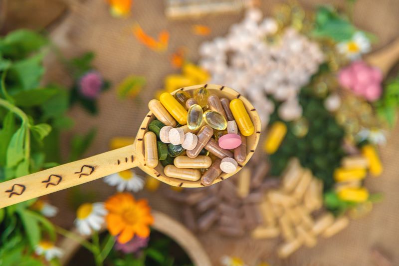 supplementi and medicinal herbs and flowers