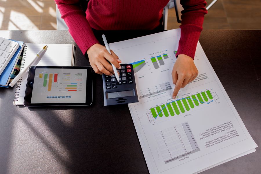A women with a calculator calculating tds