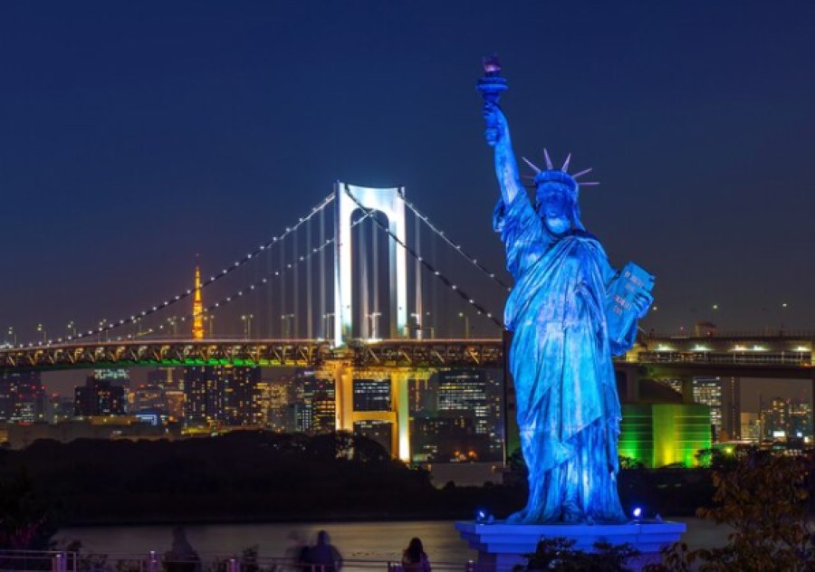 night view of statue of liberty