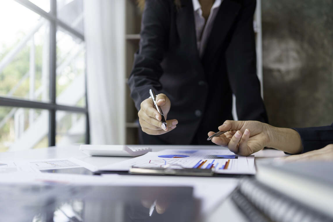 differences between finance and consulting