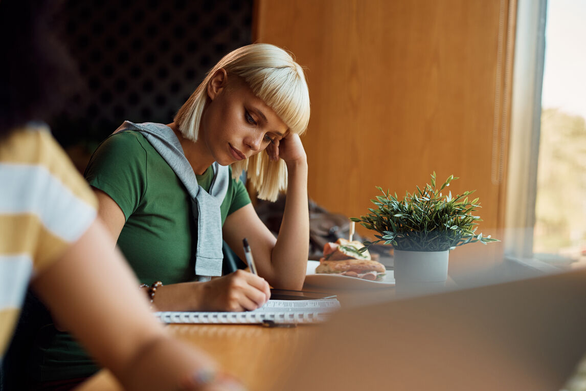 how to manage money while studying abroad